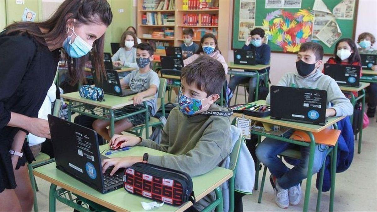 Niños con mascarilla en una clase.