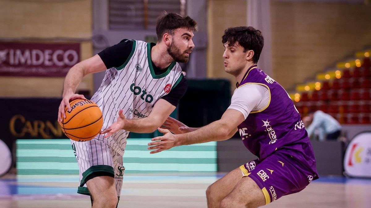 Liam Sorensen controla el balón en el  encuentro disputado por el Coto Córdoba de Baloncesto frente al Baloncesto Valladolid.
