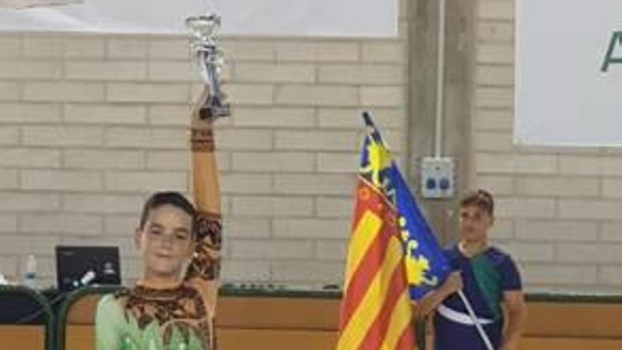 Javier Hernández, con su trofeo de campeón autonómico alevín.