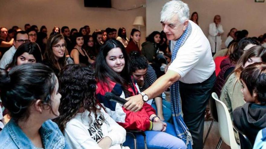 Figaredo, con los alumnos del colegio.