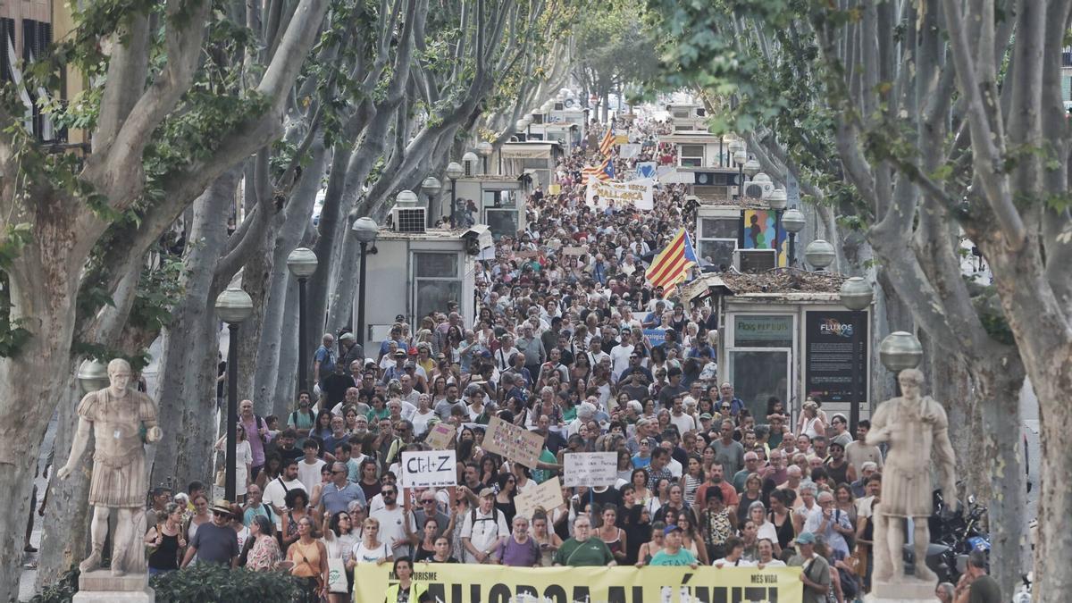 Imagen de la multitudinaria manifestación de este domingo que recorrió las calles de Palma contra la saturación turística en la isla.