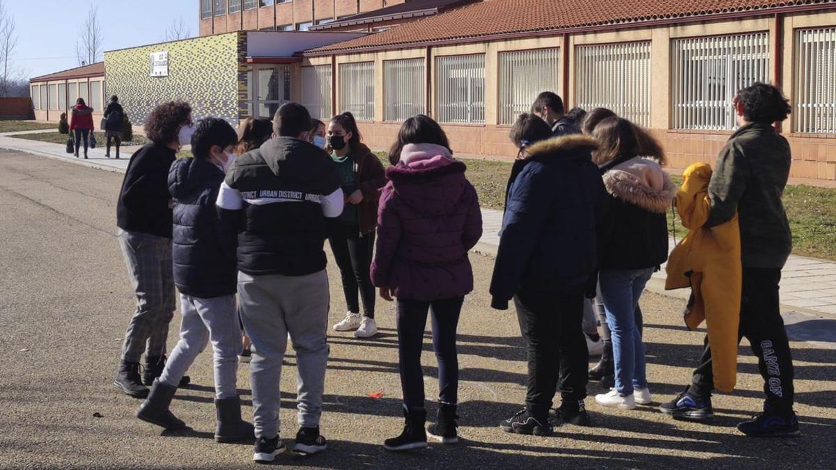 Una profesora con alumnos del IESO Los Salados ayer por la mañana, ensayando su participación en un acto de celebración del Día de la Paz. | J. A. G.