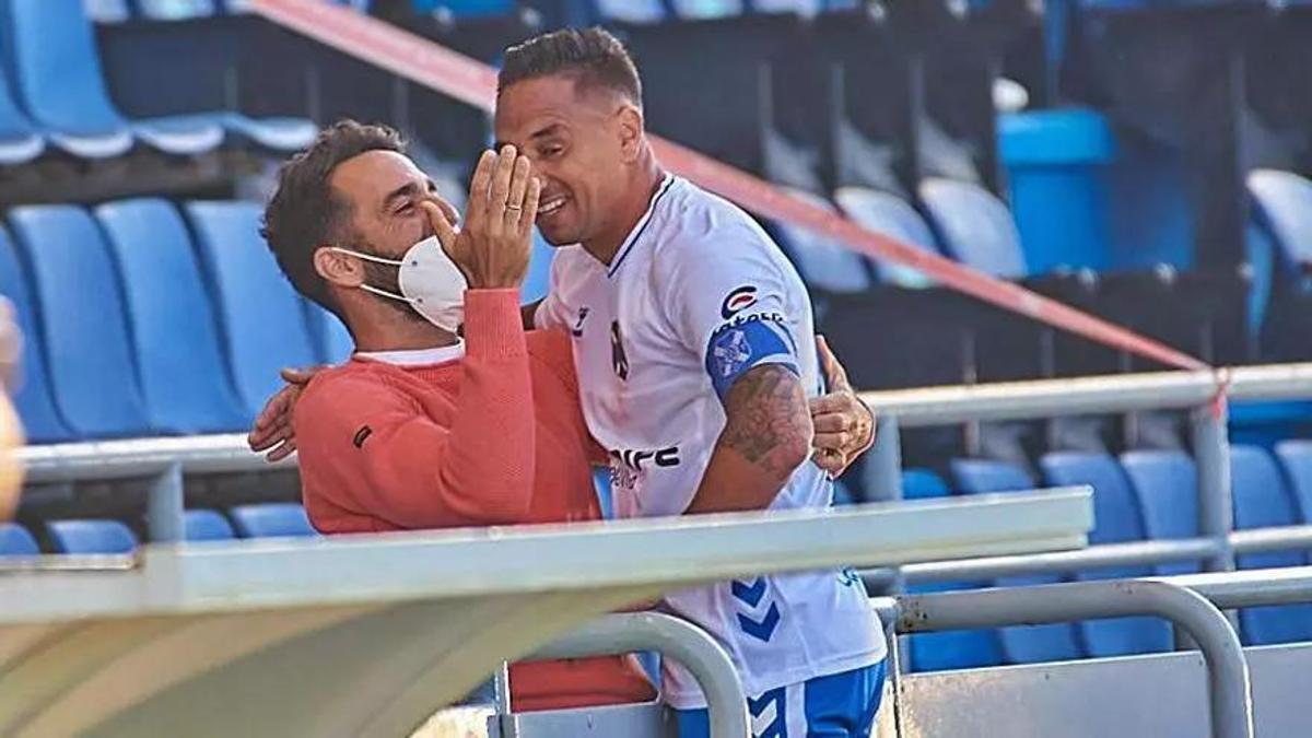 Suso celebra, junto a Carlos Ruiz, su último gol con el CD Tenerife.