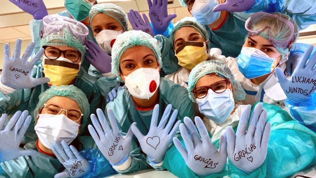 Un equipo de enfermería del Parc Sanitari agradece las muestras de apoyo de la ciudadanía