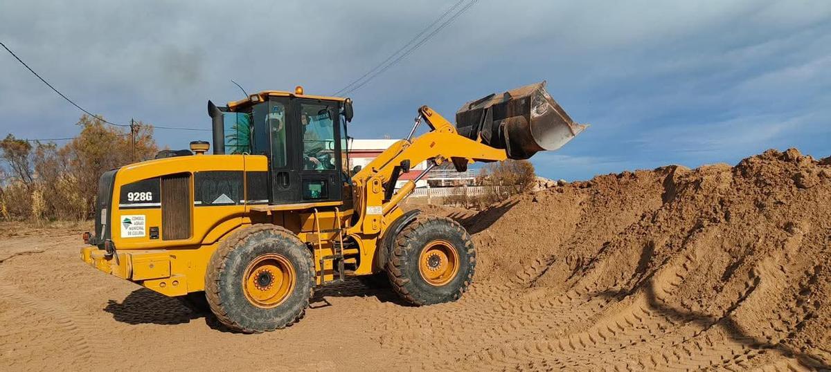 Una retroexcavadora refuerza uno de los puntos más vulnerables a los temporales marítimos.