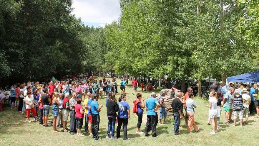 Una actividad en la zona de baño de Burganes de Valverde.