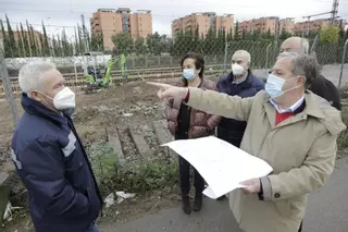 Urbanismo acondicionará la entrada a los Olivos Borrachos tras la cesión de los terrenos por ADIF