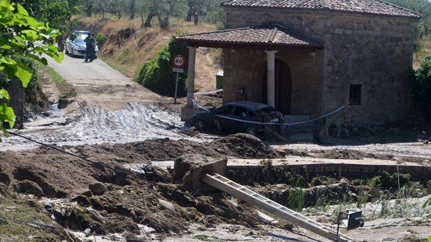 La rotura de una balsa de abastecimiento inunda Valverde de la Vera