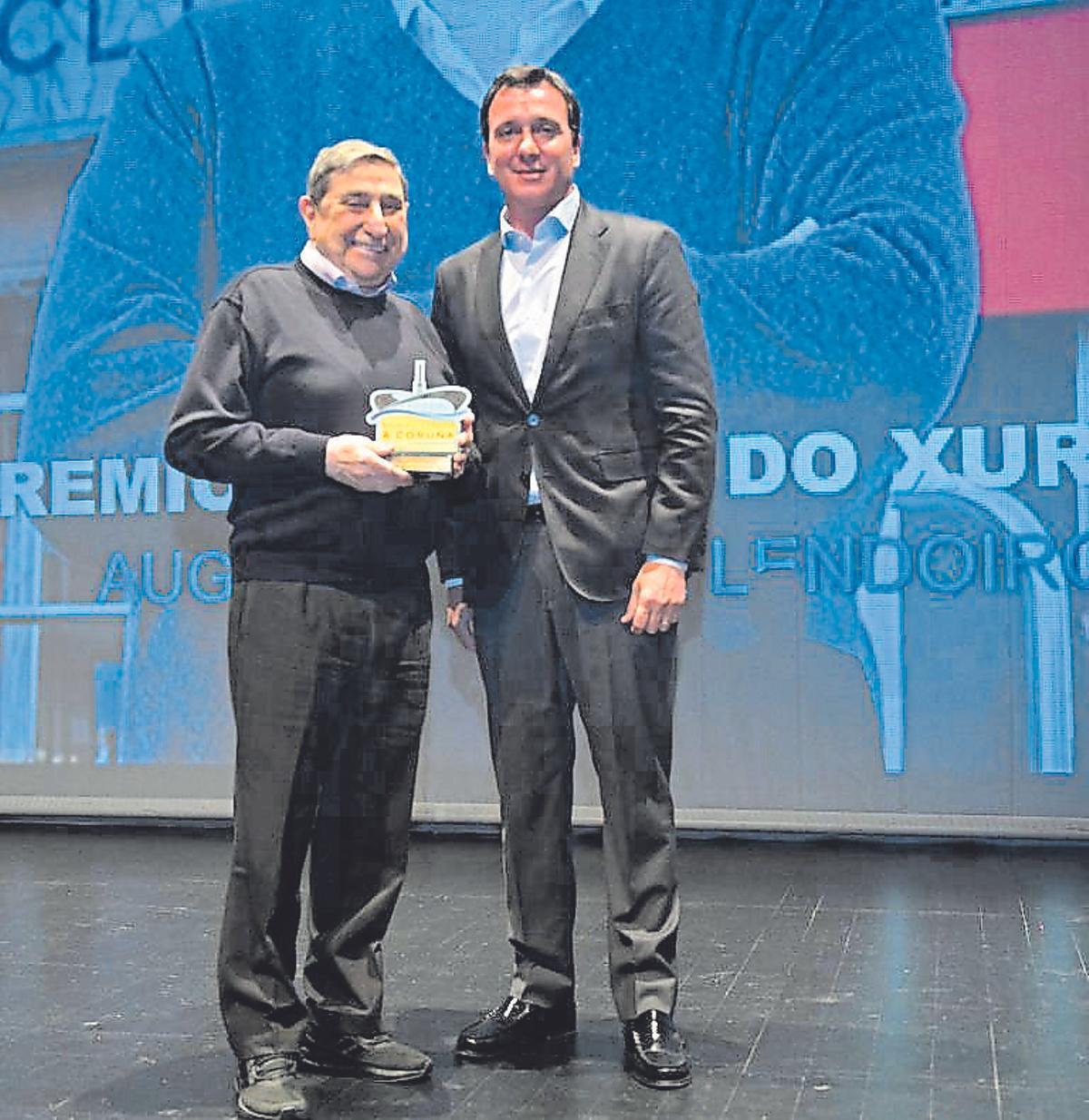 Augusto César Lendoiro, premio especial del jurado, y Eduardo Cutino, director comercial de LA OPINIÓN.