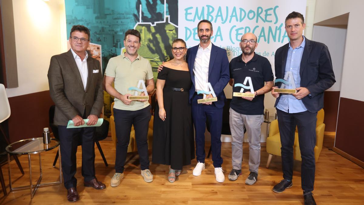 El evento «Embajadores de la Cercanía» se estructuró en torno a dos mesas redondas y una entrega de premios final a los alojamientos turísticos más destacados de Alicante.