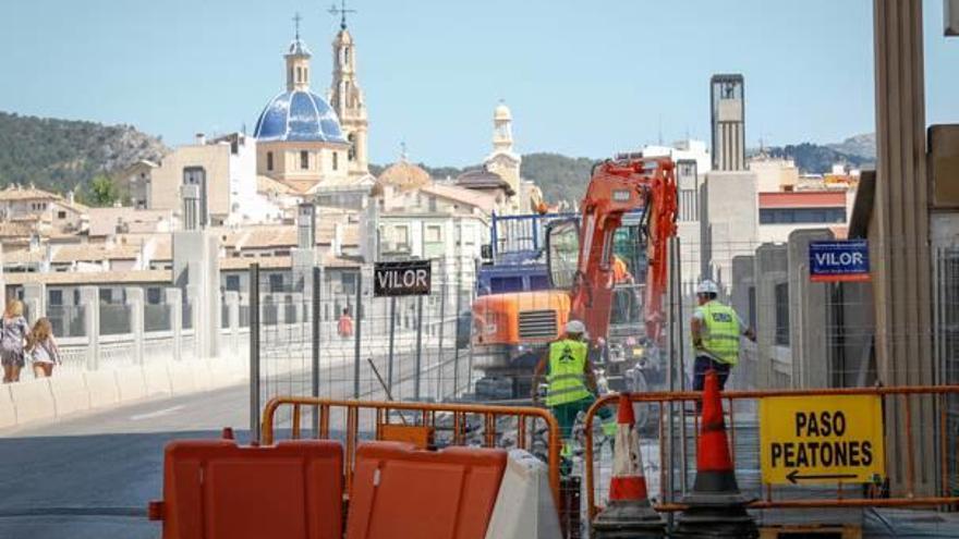 La empresa encargada de las obras del puente de San Jorge ha empezado por la retirada de los pretiles.