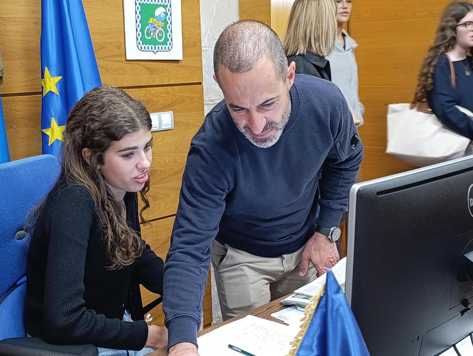 La visita de la Banda de Música del Conservatorio de Sabadell al Ayuntamiento de Siero, en imágenes