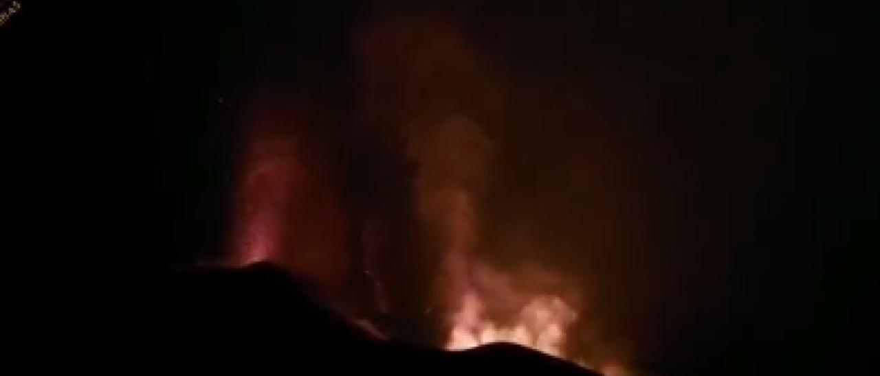 El Volcán de La Palma sigue derramando lava sobre Tacande