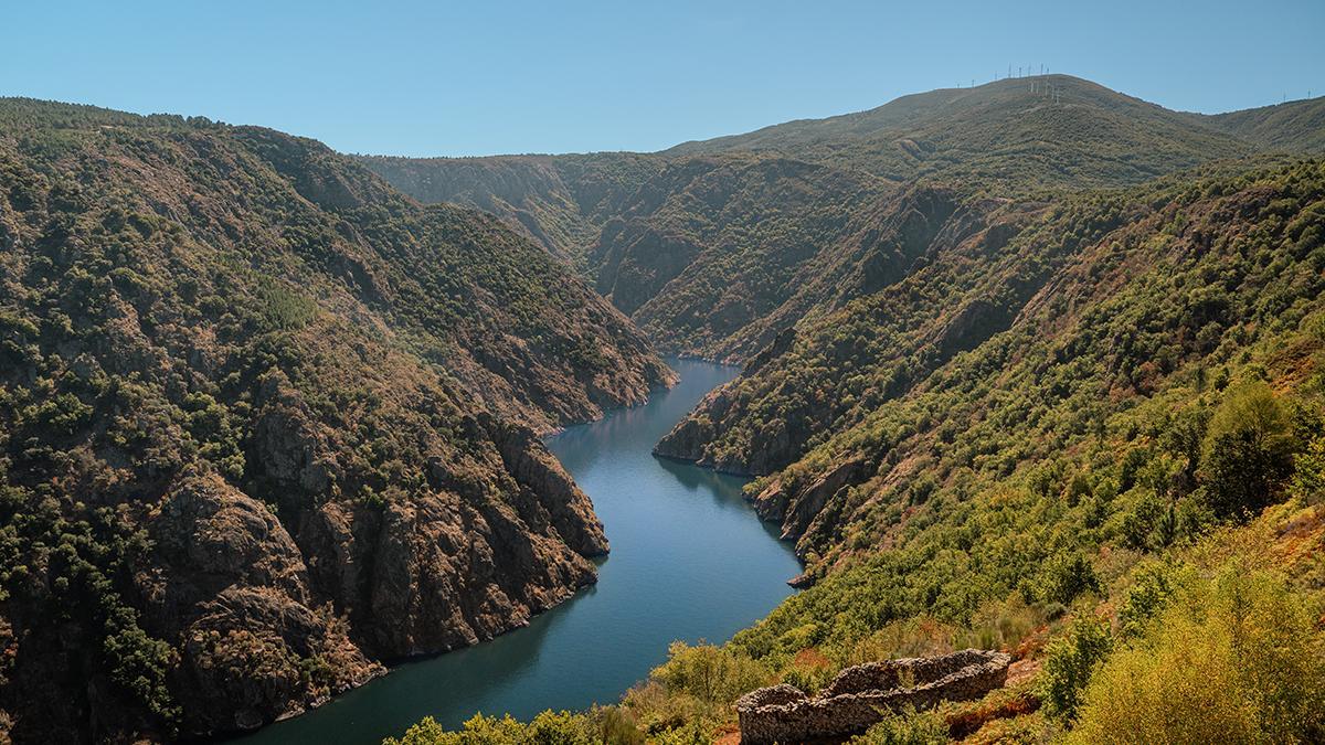 'Los fiordos gallegos', las aguas tranquilas del Sil reflejan la esencia más pura de la Ribeira Sacra: calma, naturaleza y silencio sagrado