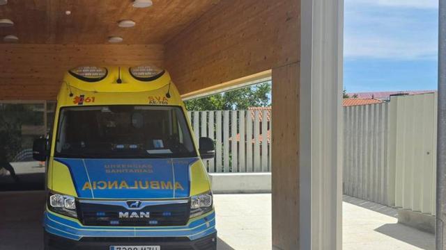 La ambulancia SVA, en la entrada principal del nuevo centro. | SANTOS ÁLVAREZ