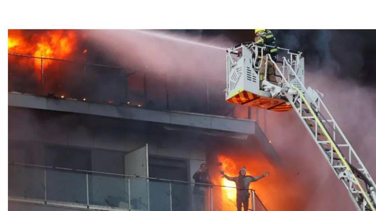 La parella rescatada de l'edifici en flames