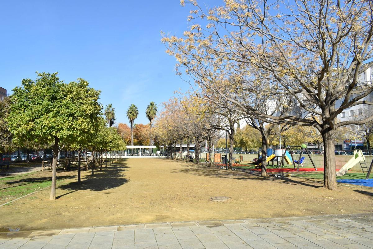 Juegos infantiles en el Paseo de Europa, en el barrio sevillano de Los Bermejales