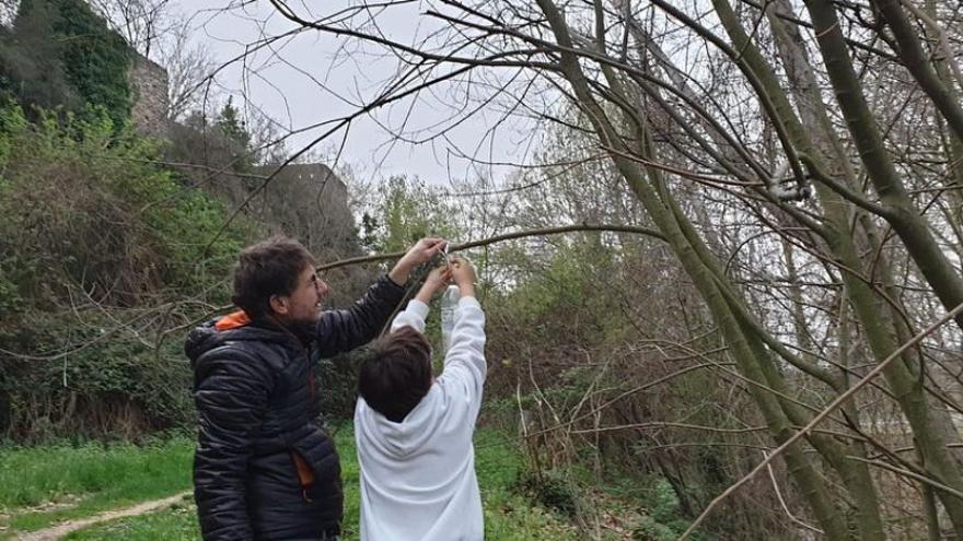 Alumnes i voluntaris del Club dels Diamants Negres amb les trampes per a vespes asiàtiques