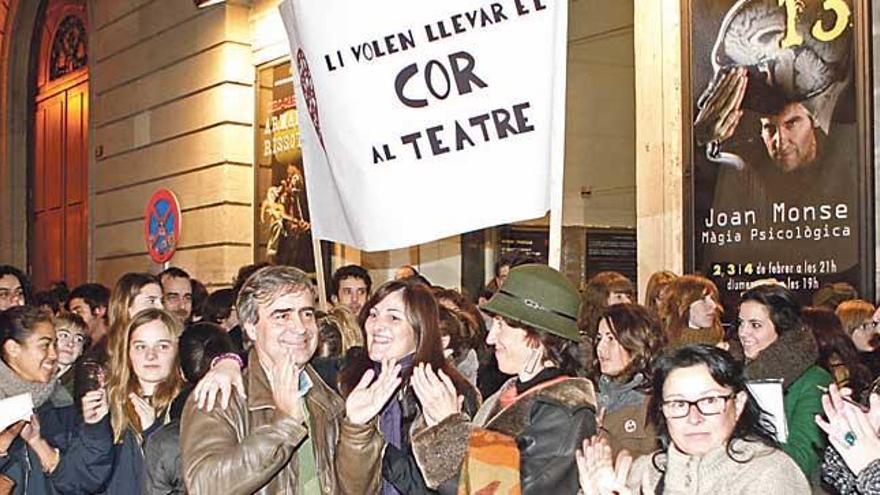 Los coristas arroparon a Bonnín (i) en su cese en 2012.