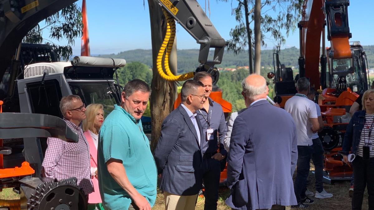 El conselleiro de Medio Rural, José González, visitó la feria en Sergude.