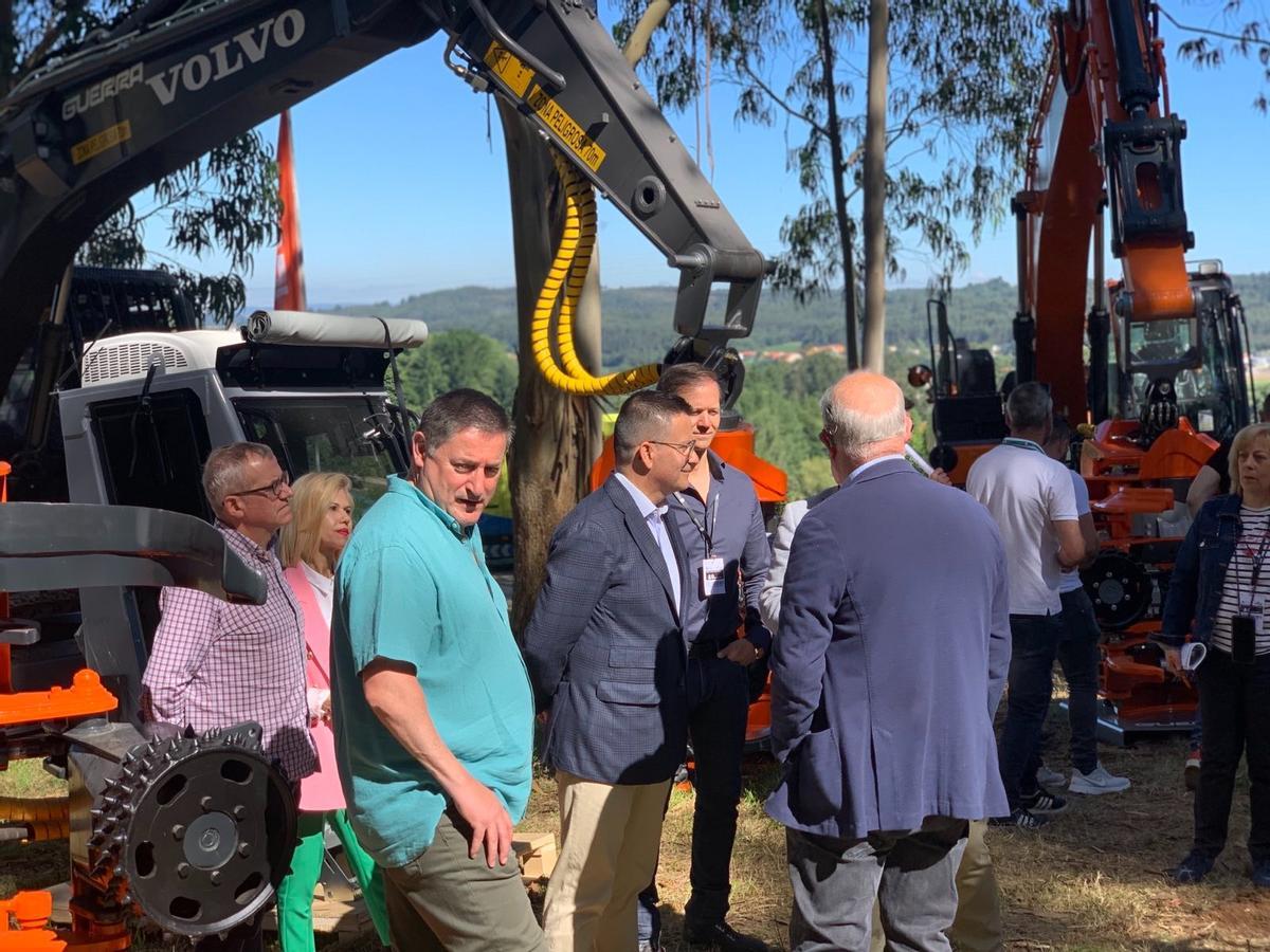 El conselleiro de Medio Rural, José González, visitó la feria en Sergude.
