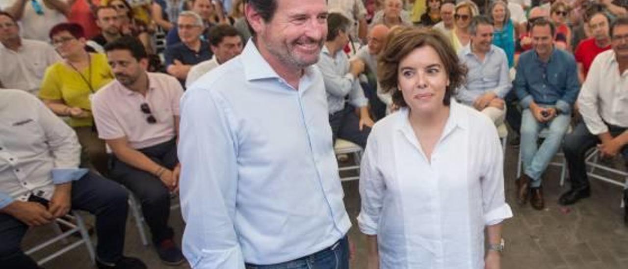 José Císcar junto a Soraya Sáenz de Santamaría en un acto de campaña de la exvicepresidenta celebrado en la ciudad de Alicante hace unos días.