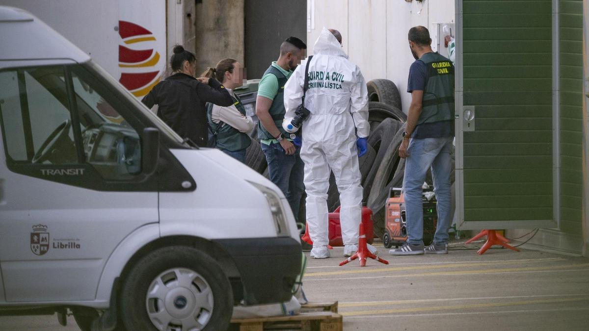 Investigadores de la Guardia Civil, en Librilla durante las labores de búsqueda para recuperar los cuerpos ya localizados.