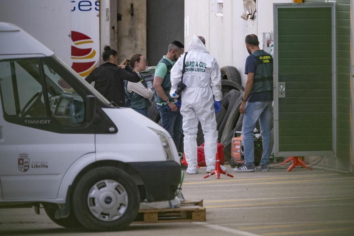 Investigadores de la Guardia Civil, este jueves en Librilla durante las labores de búsqueda para recuperar los cuerpos ya localizados.