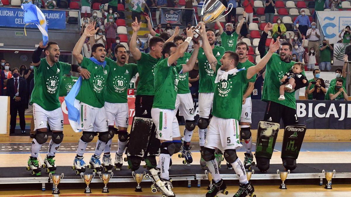 Los jugadores del Liceo levantan la Copa del Rey en el Palacio de Riazor.