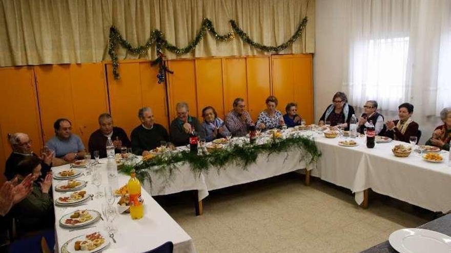 Una veintena de personas asiste a la comida navideña de la Villarina