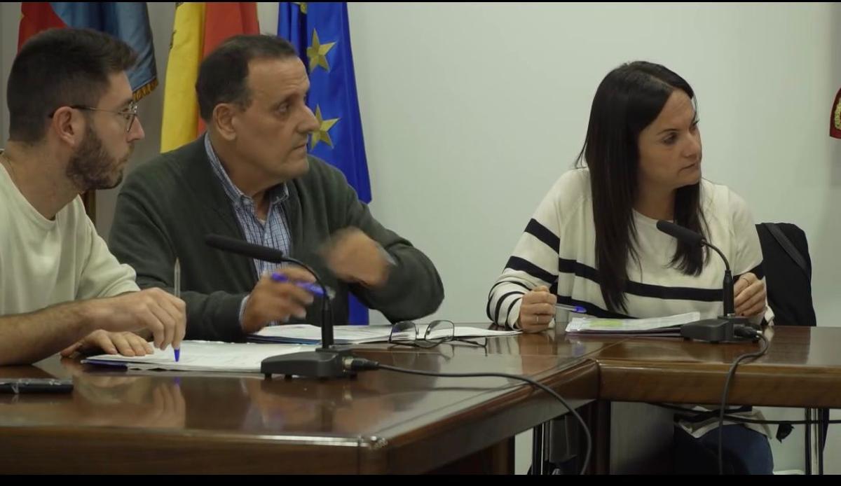 María José Peiró y otros ediles, en un pleno de Benifairó.