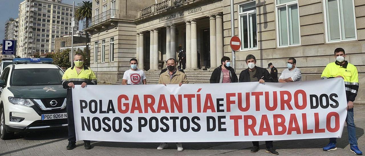 Trabajadores de Ence ayer a la mañana ante la Subdelegación del Gobierno en Pontevedra. |   // RAFA VÁZQUEZ
