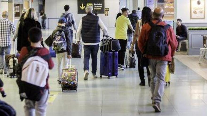 Los detenidos en el aeropuerto iban a viajar al Reino Unido con documentos de identidad falsificados.