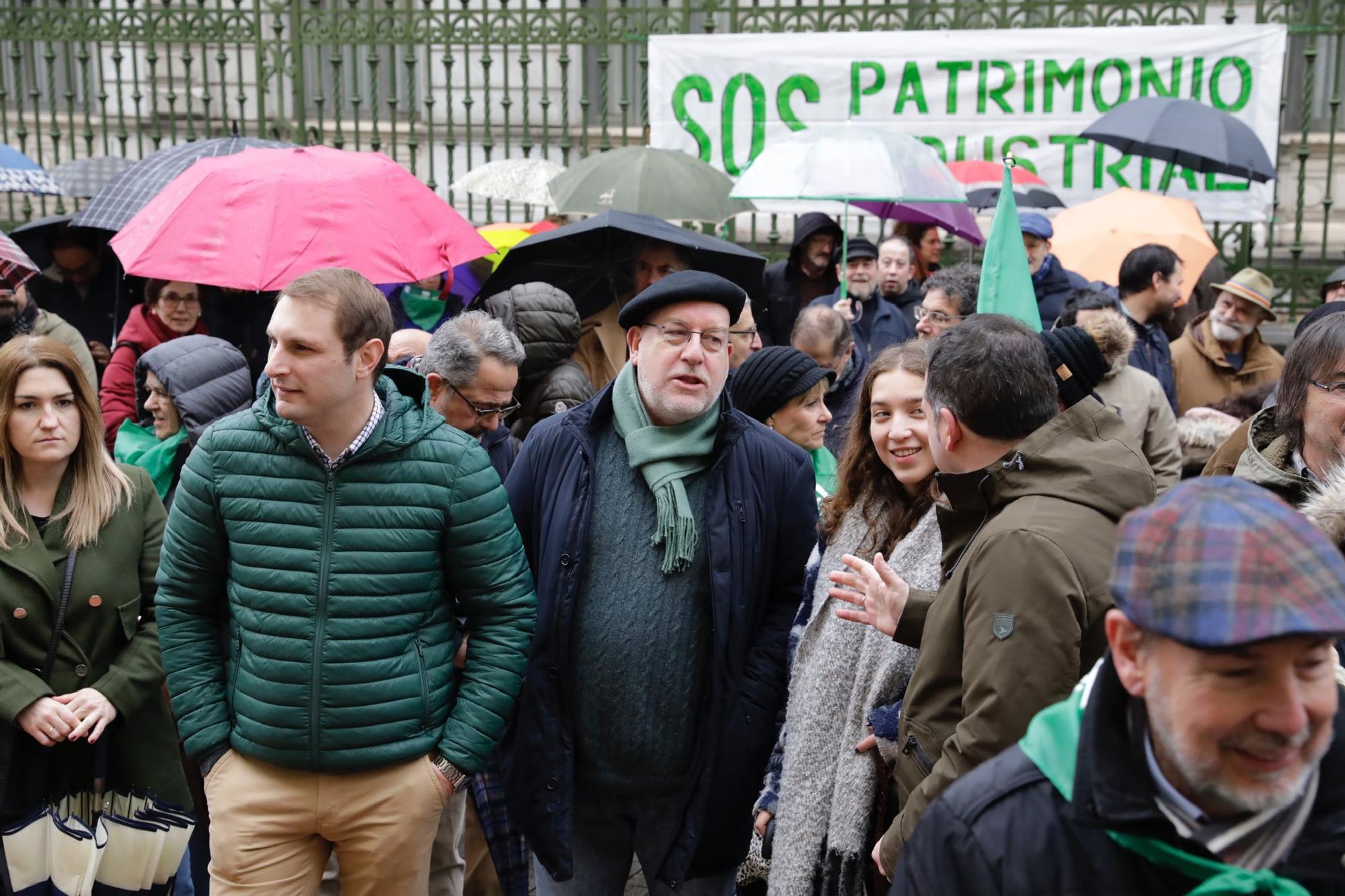 "La Vega no se vende, La Vega se defiende": así fue la concentración de Salvemos La Vega en Oviedo