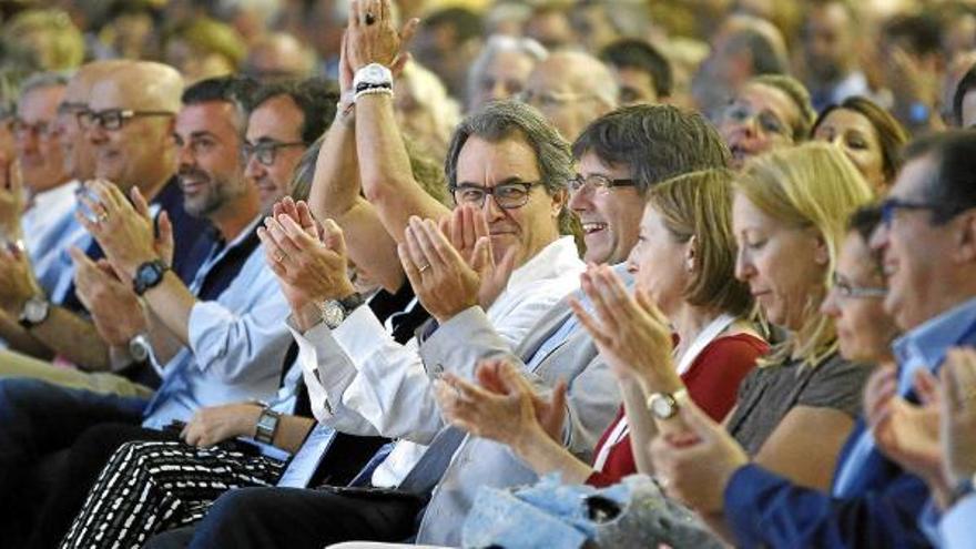 Artur Mas i Carles Puigdemont, al mig, a la clausura del congrés ahir del nou Partit Demòcrata Català