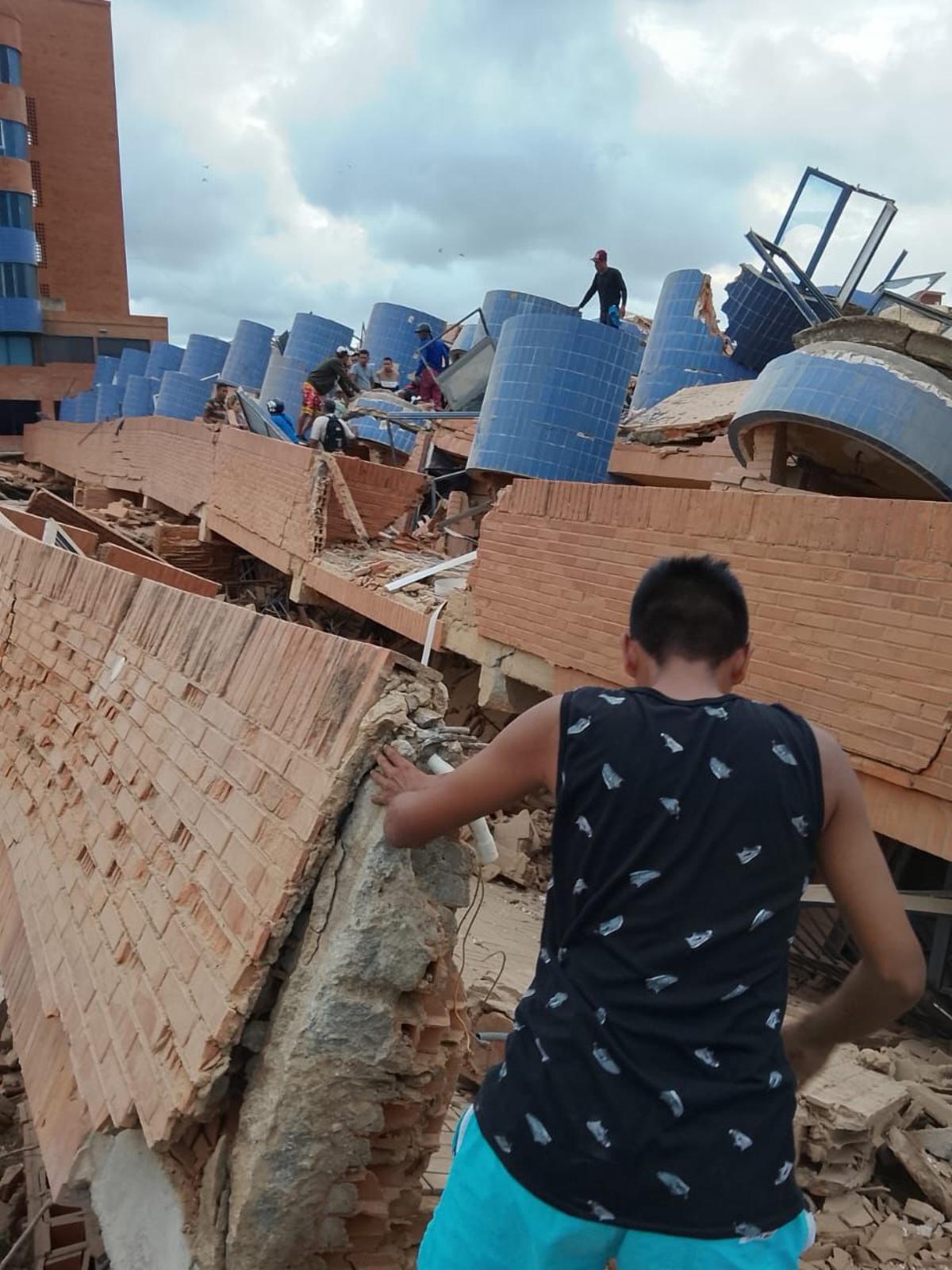 Un edificio destruido en Tucacas, Venezuela.