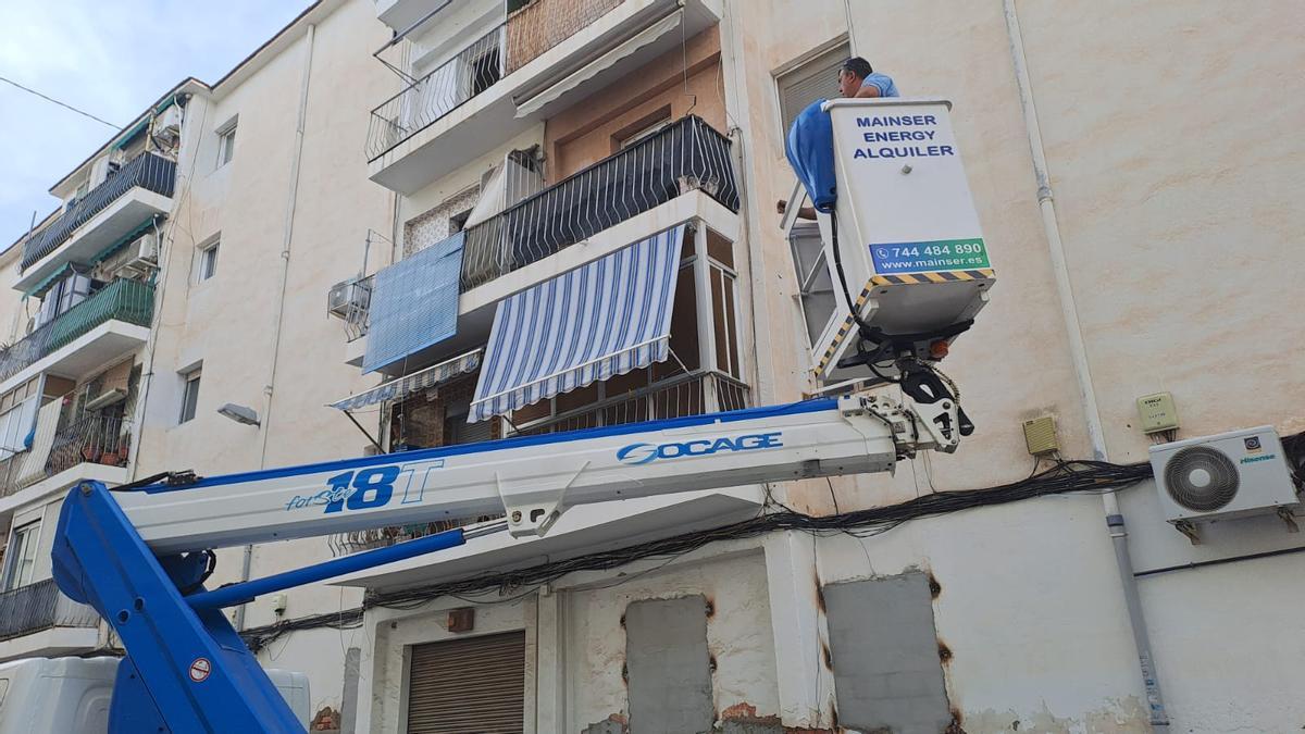 Brigadas municipales condenan las ventanas del bloque 8 del barrio San Antón de Elche para prevenir de robos