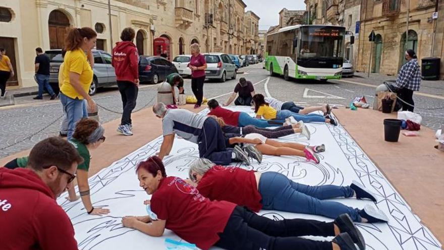 Un momento de los trabajos para confeccionar la alfombra en el centro de Gharb, en Malta.