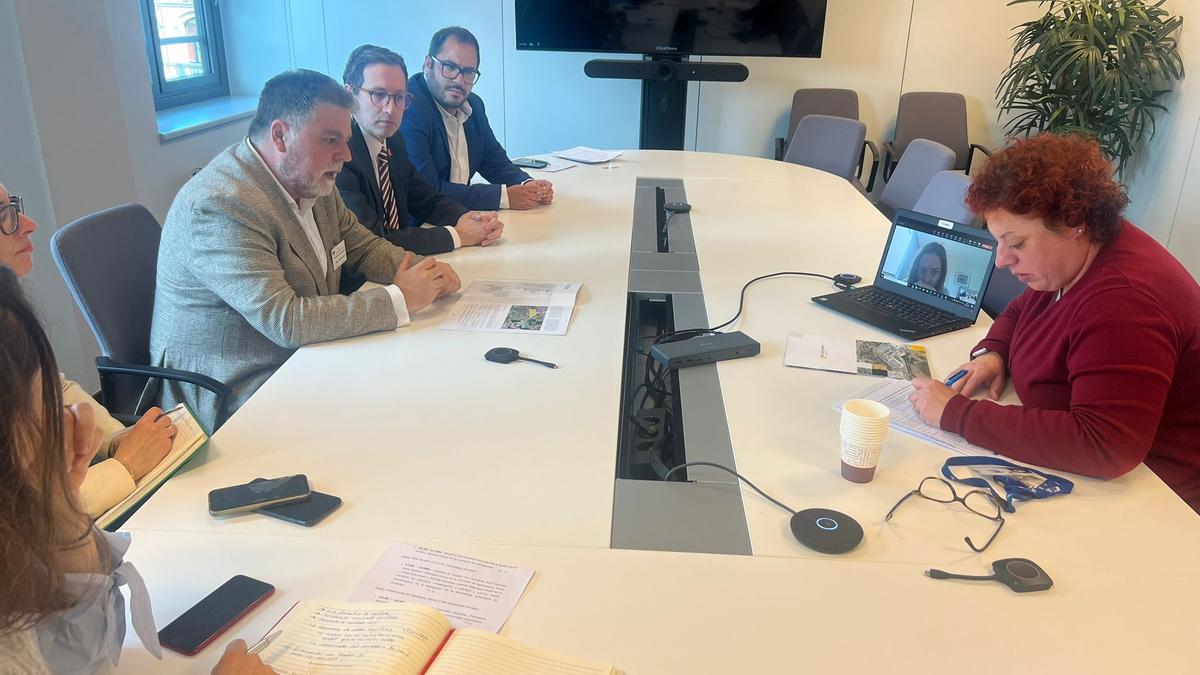 El alcalde de Villena durante una de sus reuniones de esta semana en el Parlamento Europeo.