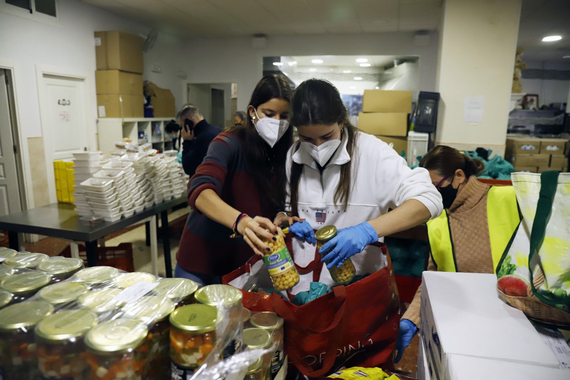 Los Ángeles Malagueños de la Noche reparten sus menús de Nochebuena