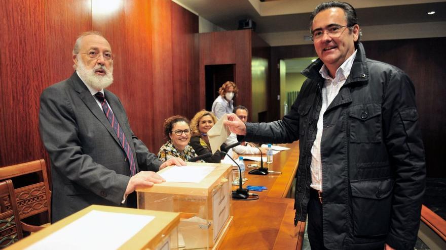 Diego García, durante la votación este sábado en el Colegio de Abogados.  | MATÍAS SEGARRA