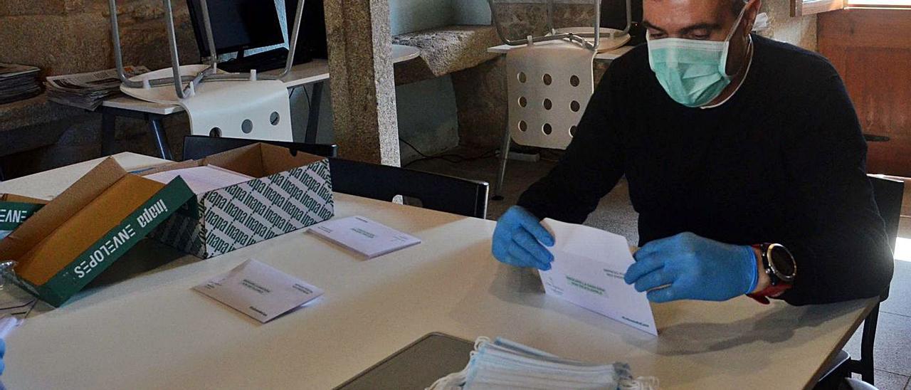 Fernando Patricio, durante una entrega de mascarillas a los vecinos, al inicio de la pandemia. |   // NOÉ PARGA