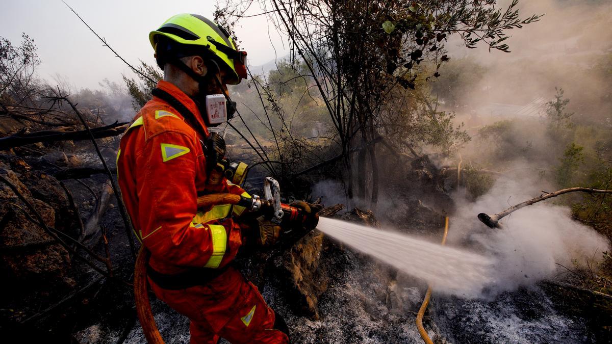Un bombero trabaja para extinguir el incendio de la Vall d&#039;Ebo.