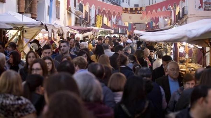 Visitantes disfrutando de las paradas del Mercat Medieval de Ontinyent en la edición del año pasado.