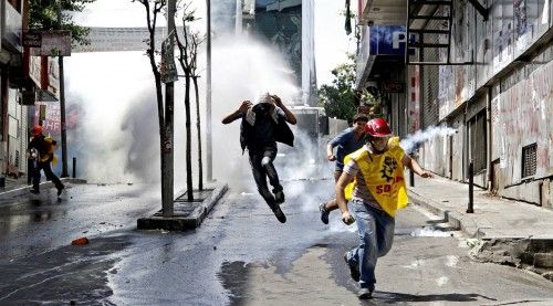 Graves enfrentamientos entre la policía y manifestantes en Estambul.