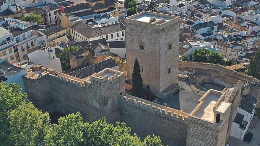 Vistas de una de las Torres y Adarve del lado suroeste y de la Torre del Homenaje.