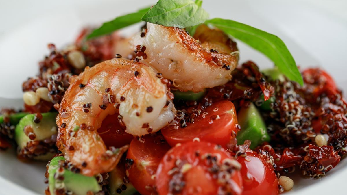 Ensalada de quinoa con langostinos.