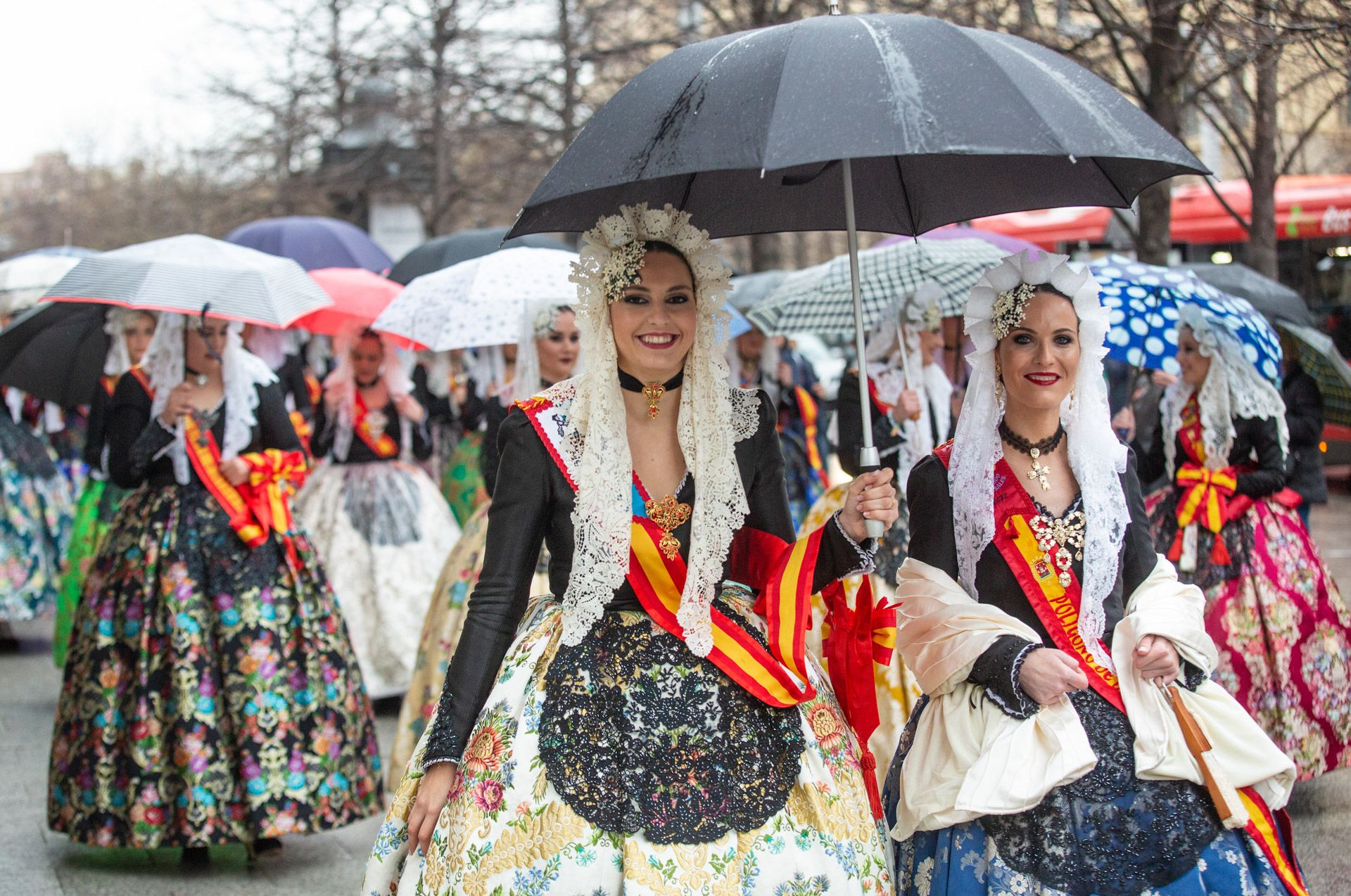 Las Hogueras se promocionan bajo la lluvia en Zaragoza