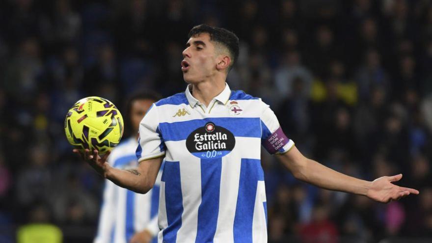 Diego Villares protesta una acción del partido.