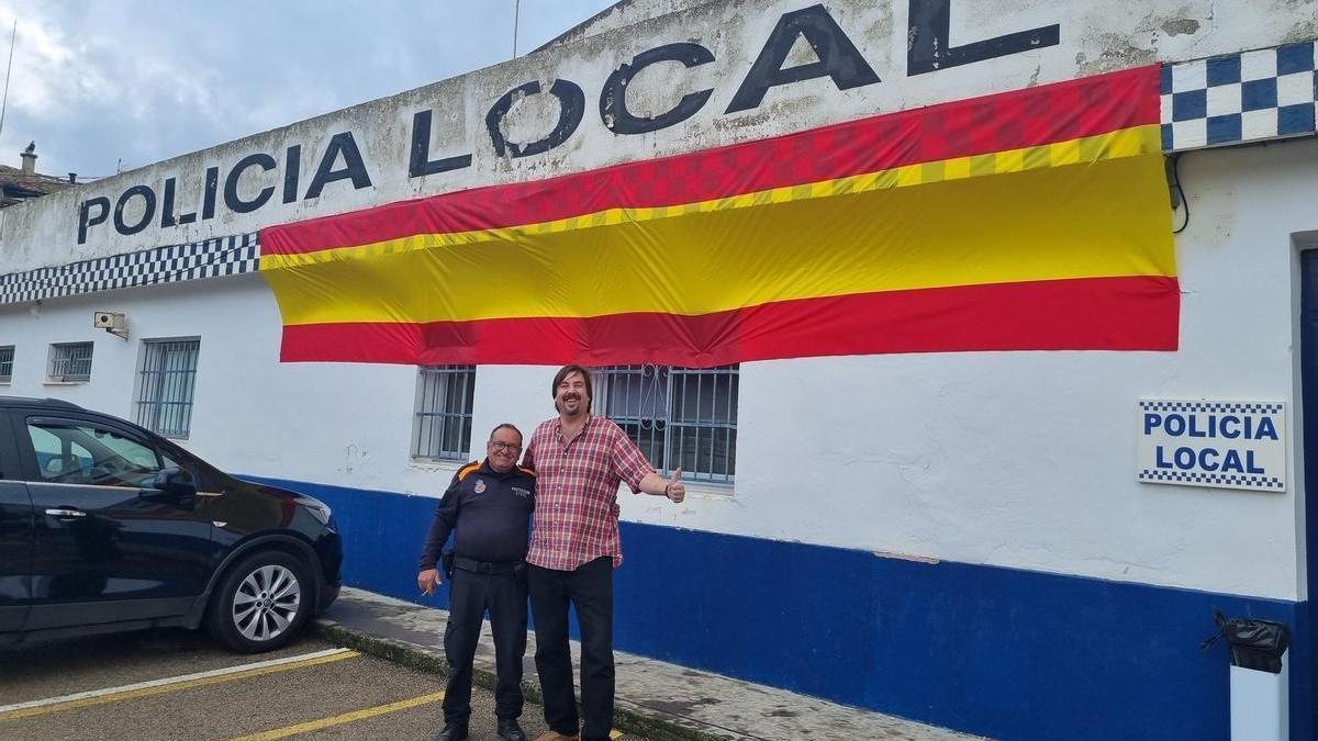 El concejal Carlos Martínez, con el jefe de Protección Civil de Montserrat, ante la bandera instalada en el retén el viernes.,